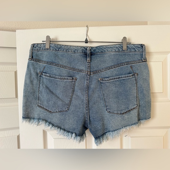 Distressed denim shorts with vintage feel. American flag details - Picture 2 of 3